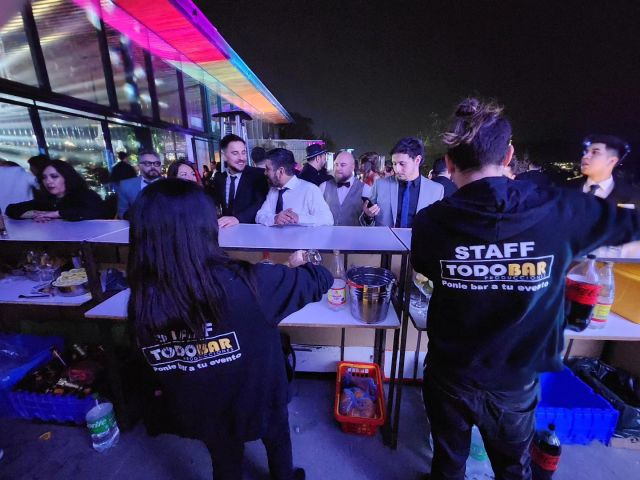 Equipo Todobar atendiendo barra en evento corporativo
